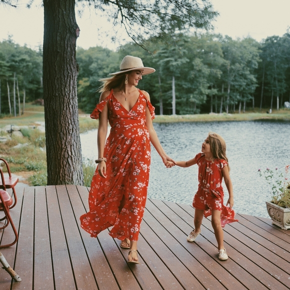 Meet your Posher, Courtney 🌷 - Picture 6 of 9